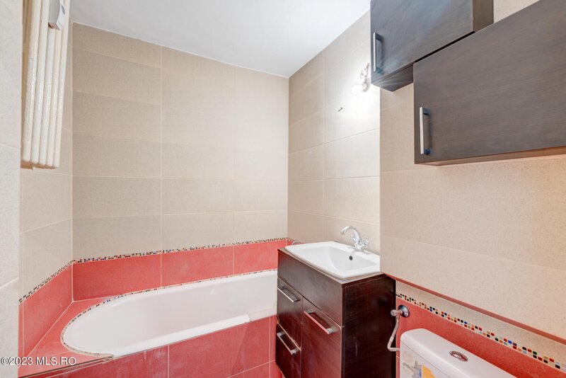 Bdul Constructorilor vis a vis de Kaufland, apartament 3 camere,