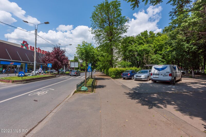 Bdul Constructorilor vis a vis de Kaufland, apartament 3 camere,